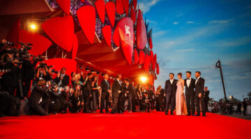 مهرجان البندقية يمنح كاترين دونوف جائزة الأسد الذهبي الفخرية