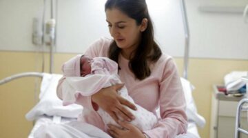 دراسة: عدم تلقي الحوامل تطعيم كورونا يعرض أطفالهن لضائقة تنفسية
