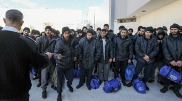 ليبيا تعيد 350 مصرياً في أوضاع غير قانونية إلى بلادهم