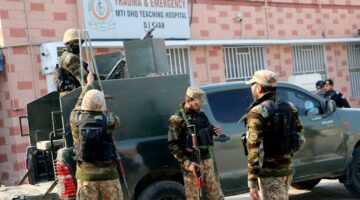 مقتل 10 من الشرطة الباكستانية في هجوم قبل أيام من الانتخابات العامة
