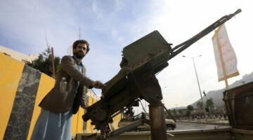 واشنطن تعلن شن ضربات ضد سفينتين غير مأهولتين و5 صواريخ بمناطق الحوثيين