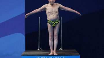 بالفيديو… رجل في الـ 100 يشارك في بطولة العالم للألعاب المائية