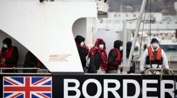 بريطانيا ستدفع أموالاً لمشاهير «تيك توك» لتحذير المهاجرين من عبور المانش