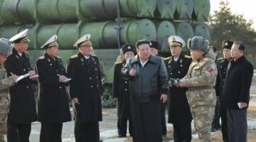 زعيم كوريا الشمالية يشرف على إطلاق صاروخ «سطح ـ بحر» جديد