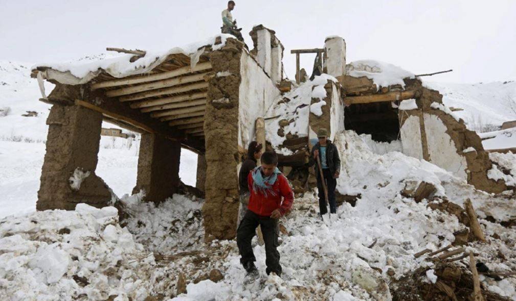 25 قتيلاً في انهيار أرضي بسبب تساقط الثلوج في أفغانستان