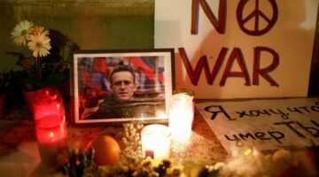 باريس تستدعي السفير الروسي على خلفية وفاة نافالني