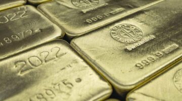الذهب يرتفع بدعم من تراجع الدولار وتوترات الشرق الأوسط