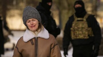 اعتقالات خلال تجمع لزوجات جنود روس يحاربون بأوكرانيا
