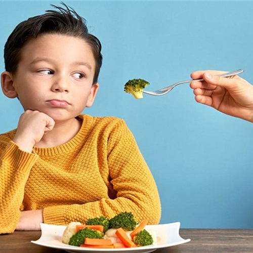 5 حيل لتشجعي طفلك الصائم على تناول الخضروات (إنفوجراف)