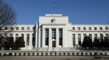 بنك الاحتياطي الفيدرالي الأمريكي يحذر من المخاطر المحتملة في القطاع المالي
