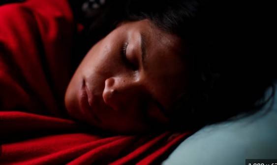 تحذير… عواقب صحية كبيرة للنوم الطويل بنهاية الأسبوع !