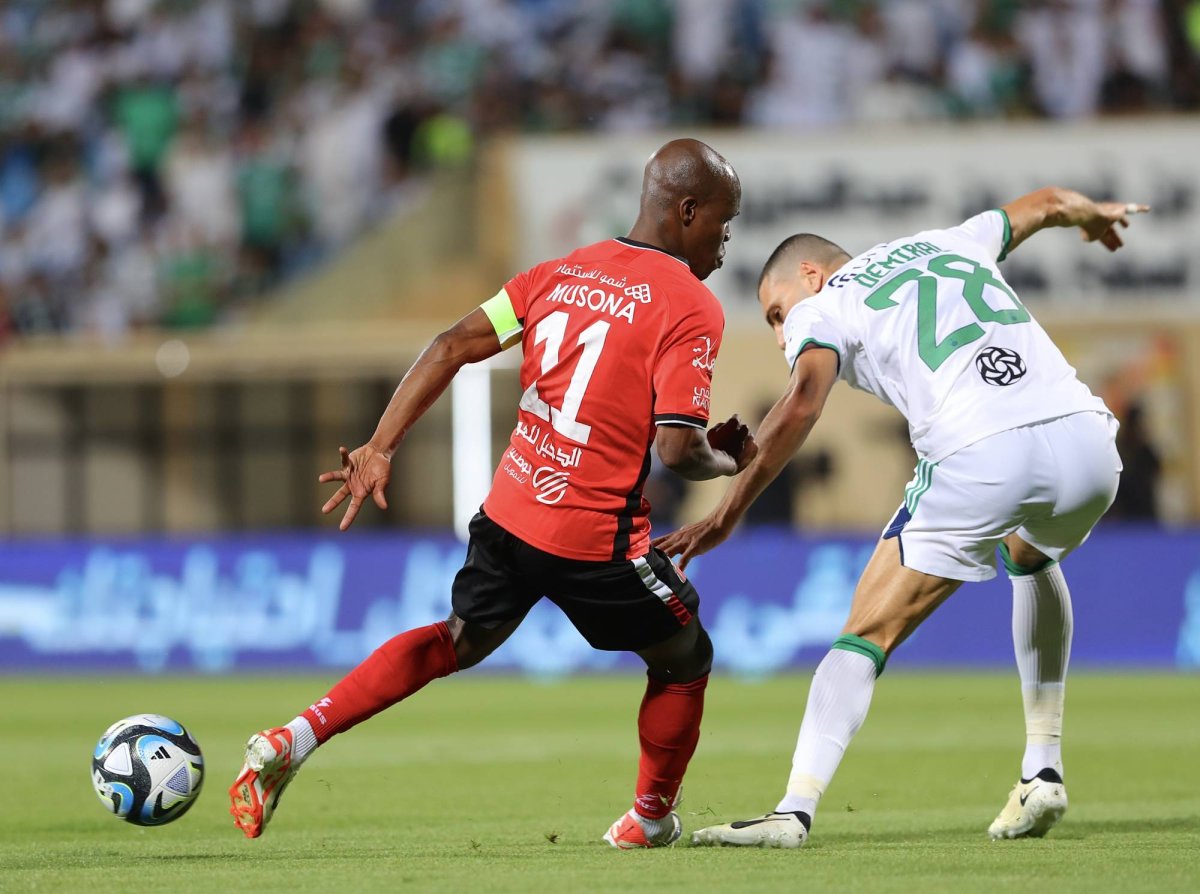 جزائية «الرياض» غير صحيحة… مدافع الأهلي لعب الكرة