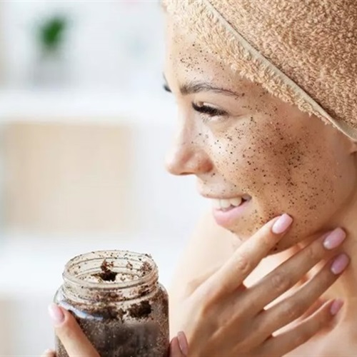 خلطات طبيعية فعالة للتخلص من الجلد الميت والبقع الداكنة