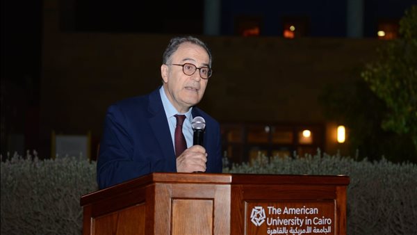 رئيس الجامعة الأمريكية بالقاهرة يعلن حزمة جديدة من المنح الدراسية والمساعدات المالية