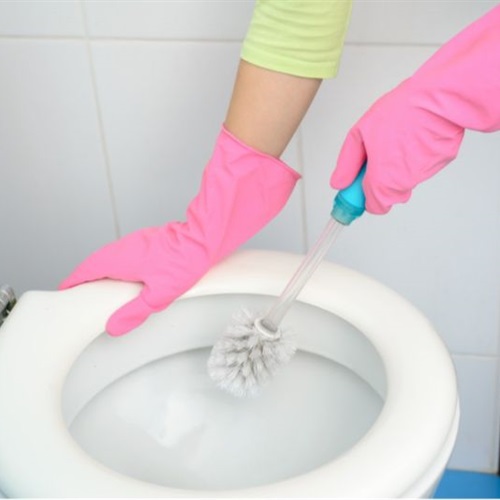 قبل العيد | أفضل الطرق لتنظيف حمامك من الإصفرار والصدأ