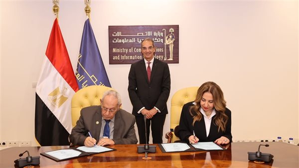 وزارة الاتصالات توقع بروتوكول تعاون مع مجمع اللغة العربية