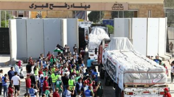 203 شاحنات محملة بالمساعدات تتمكن من المرور إلى قطاع غزة
