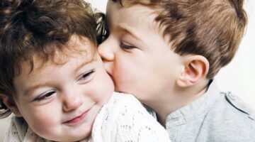 3 نصائح مثمرة لتعزيز مشاعر الحب بين أبنائك