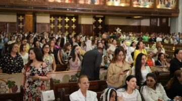 أقباط مصر يحتفلون بعيد القيامة المجيد في الكنيسة المرقسية بالعباسية