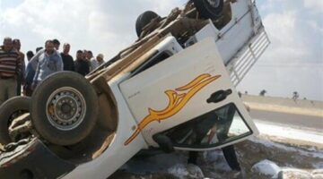 إصابة 13 شخصا في حادث انقلاب سيارة ربع نقل بالصف