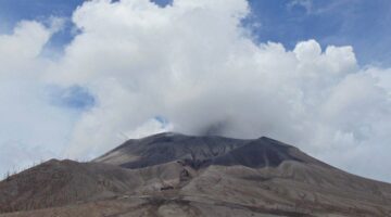 روانغ الإندونيسية جزيرة أشباح عقب ثوران بركاني