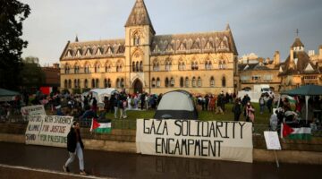 طلاب يقيمون مخيمات بجامعتي أكسفورد وكامبريدج دعماً لغزة