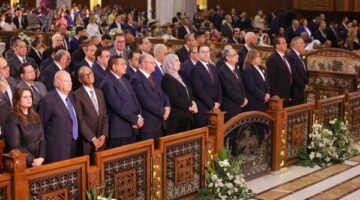وزير شئون المجالس النيابية يحضر قداس عيد القيامة المجيد